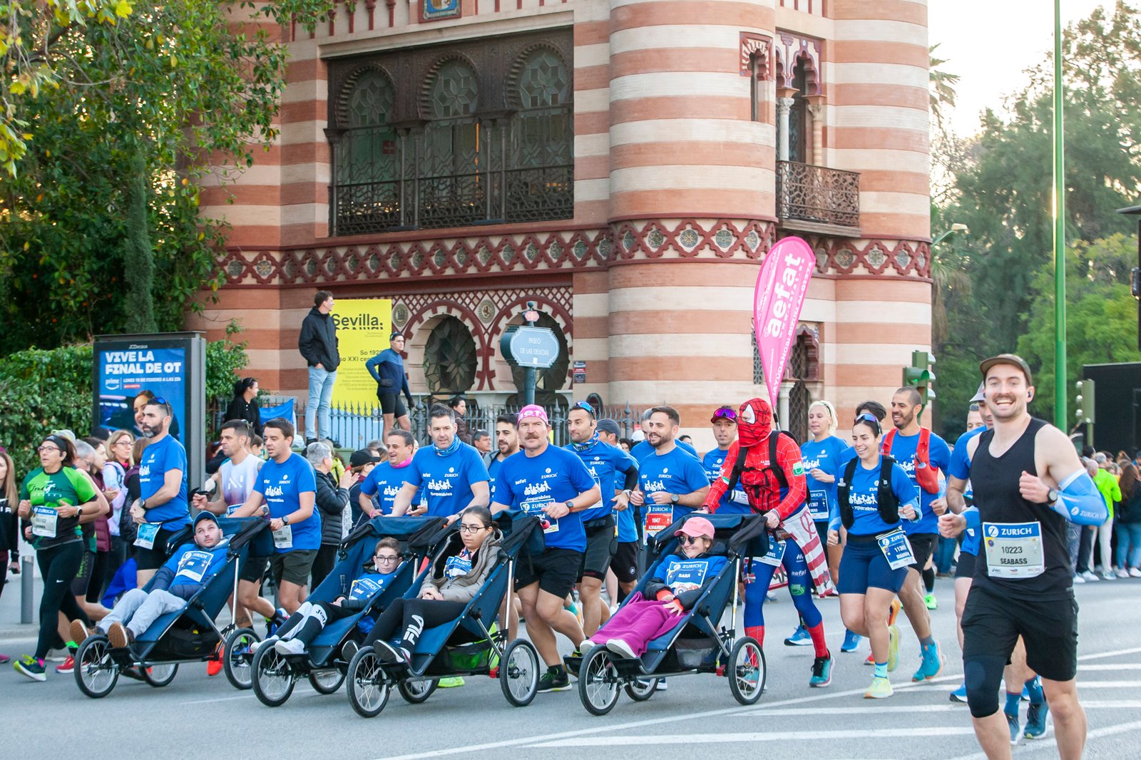 1_EQUIPO_ZURICH_AEFAT_EN_MARATÓN_SEVILLA_2024_-_Fotos_Xavier_dArquer.jpg