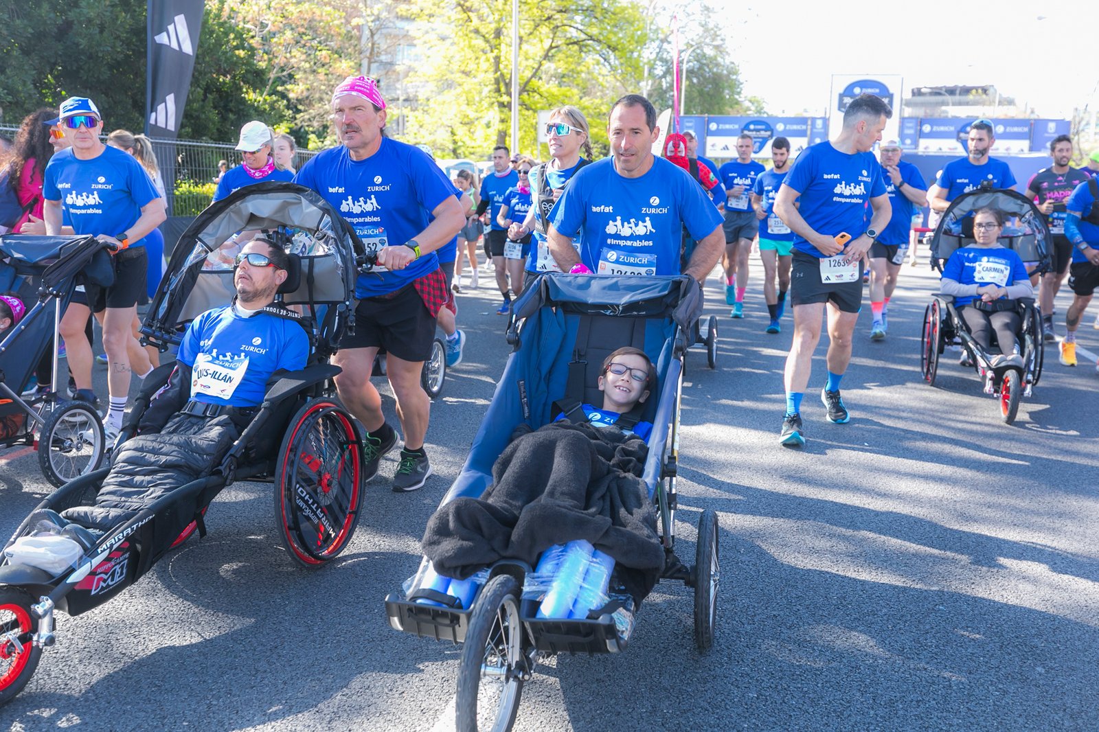 3_Equipo_Zurich_Aefat_en_Maratón_Madrid_2025_con_Ángel.jpg