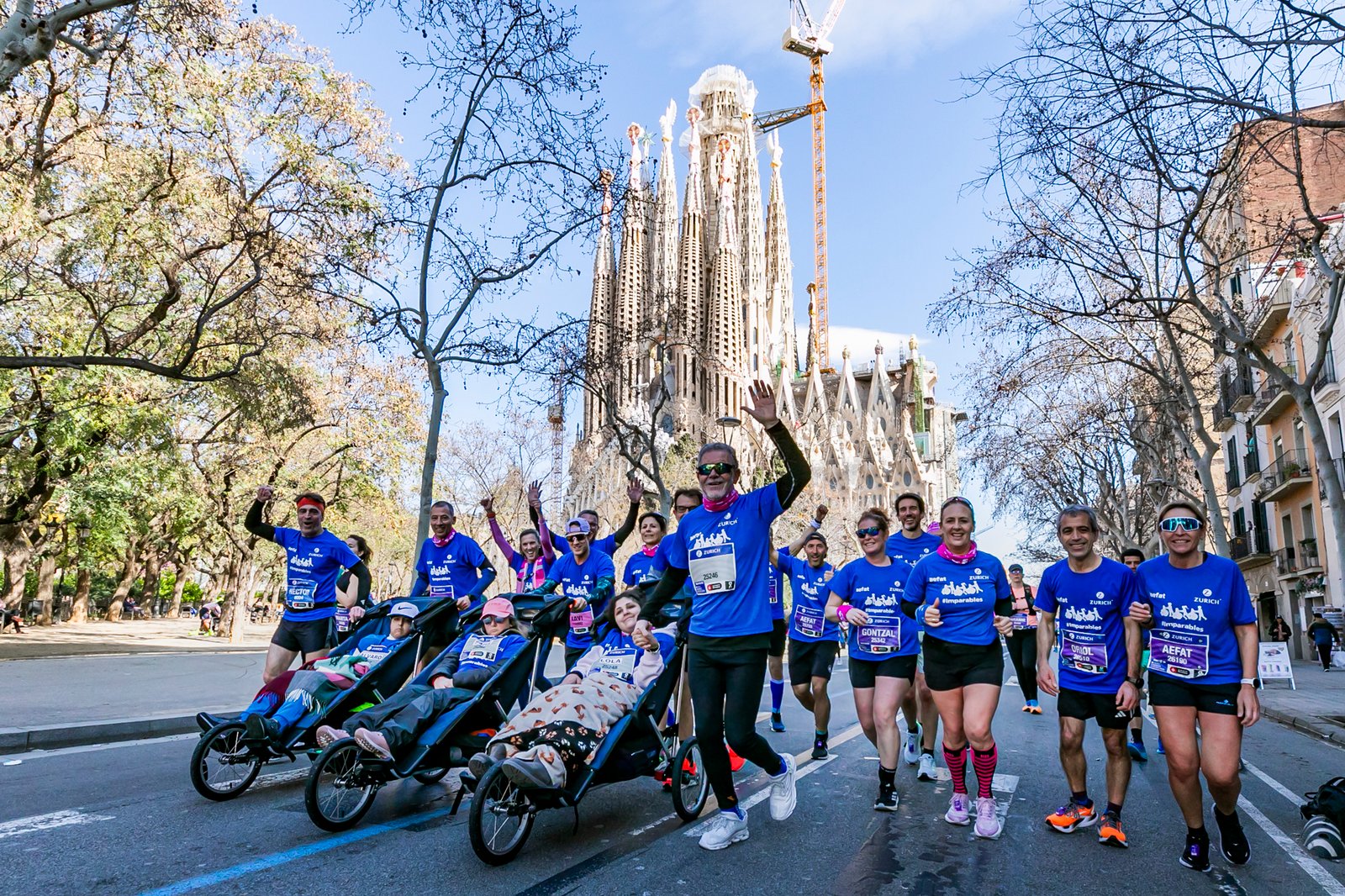 Equipo_Zurich_Aefat_en_Marató_Barcelona_2025_Foto_Xavier_dArquer_4.jpg