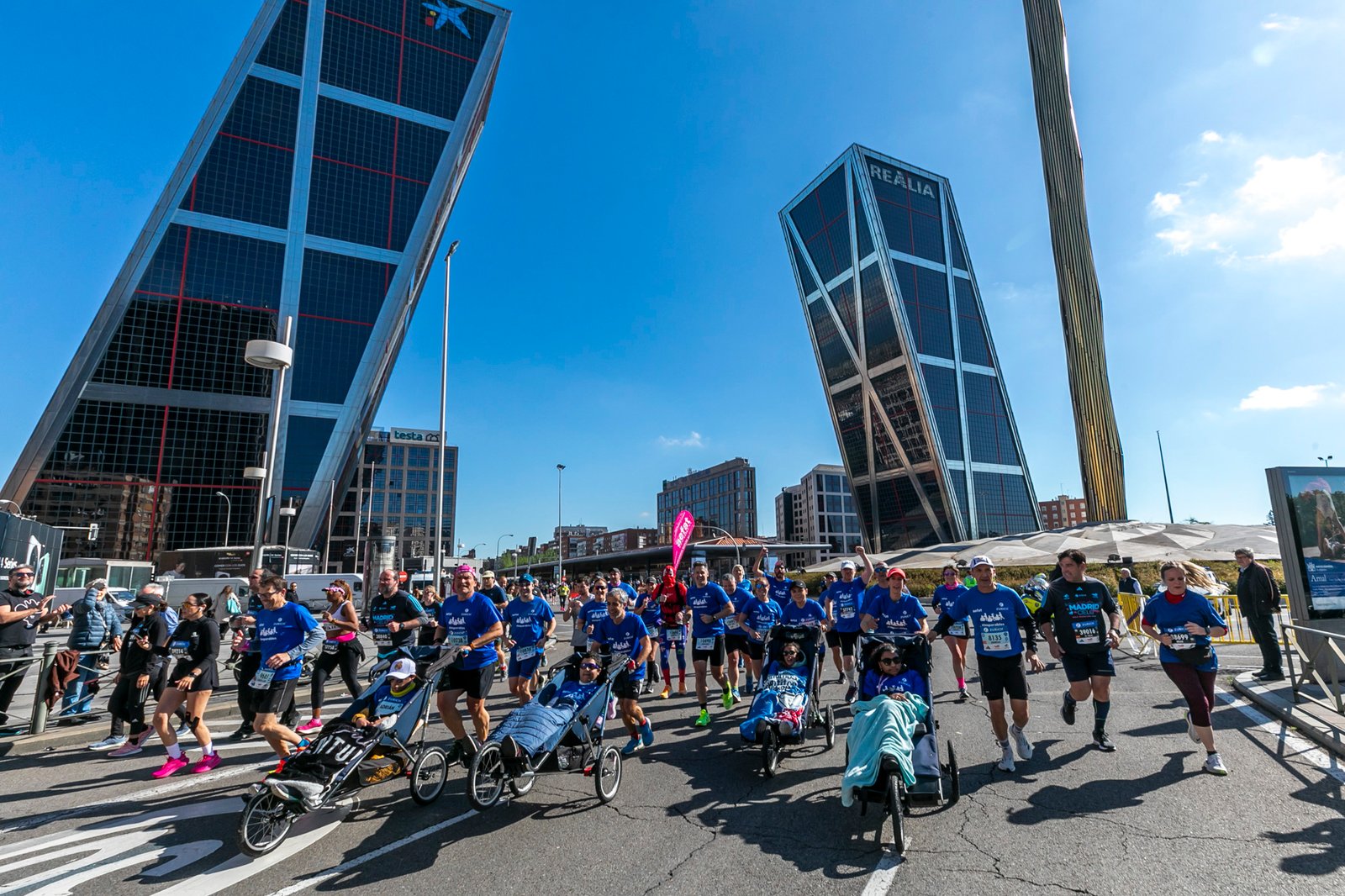 Equipo Zurich Aefat en Maratón Madrid 2024 Foto Xavier dArquer Doblestudio 4