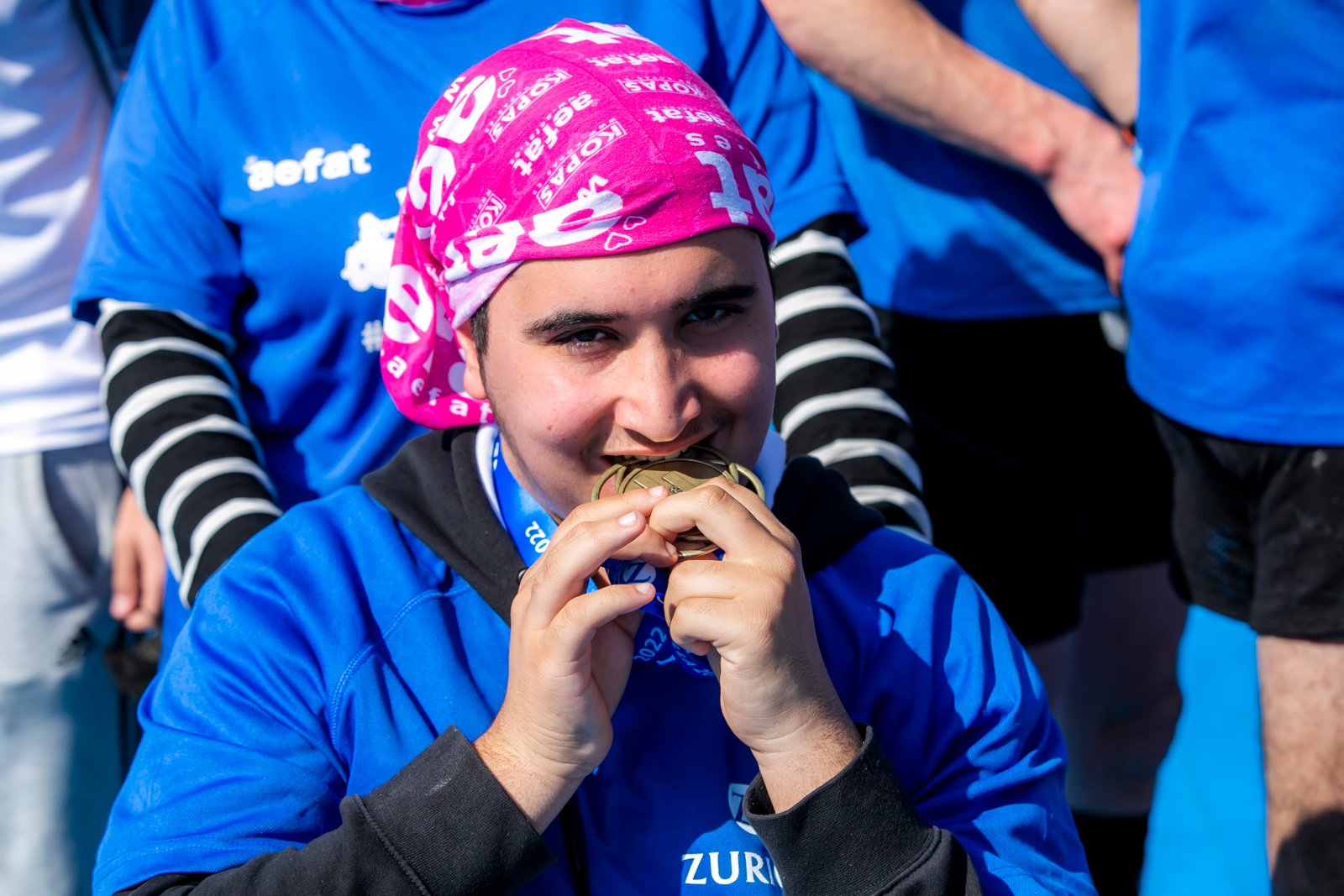 Equipo Zurich Aefat en Maratón Sevilla 2022 Foto Xavier dArquer Valentín con medalla