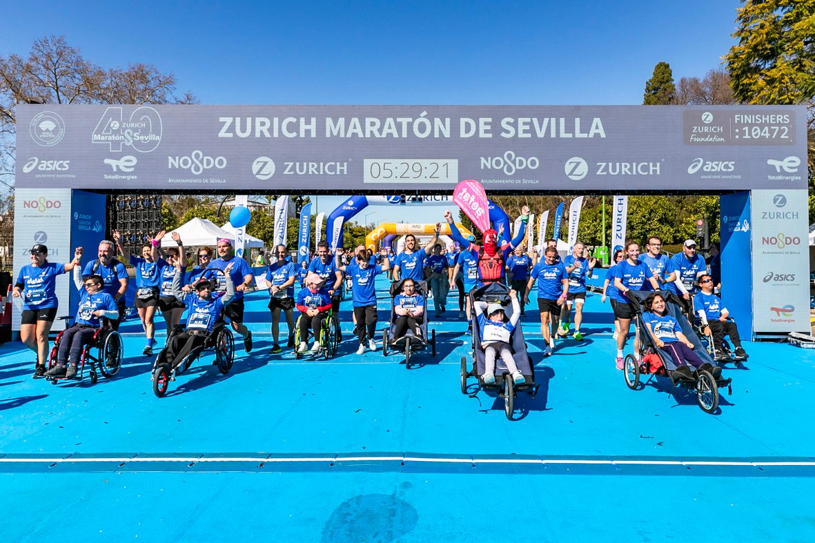 Equipo_Zurich_Aefat_en_Maratón_Sevilla_2025_Foto_Xavier_dArquer_0.jpg