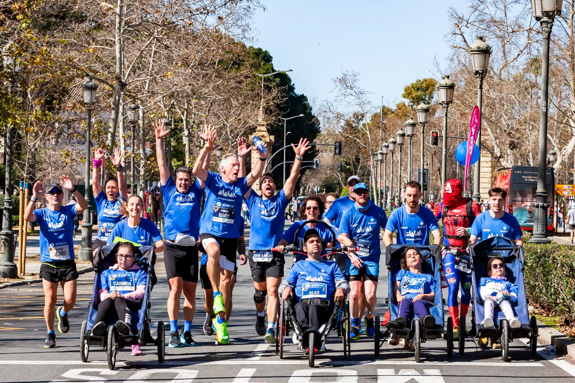 Equipo_Zurich_Aefat_en_Maratón_Sevilla_2025_Foto_Xavier_dArquer_2.jpg