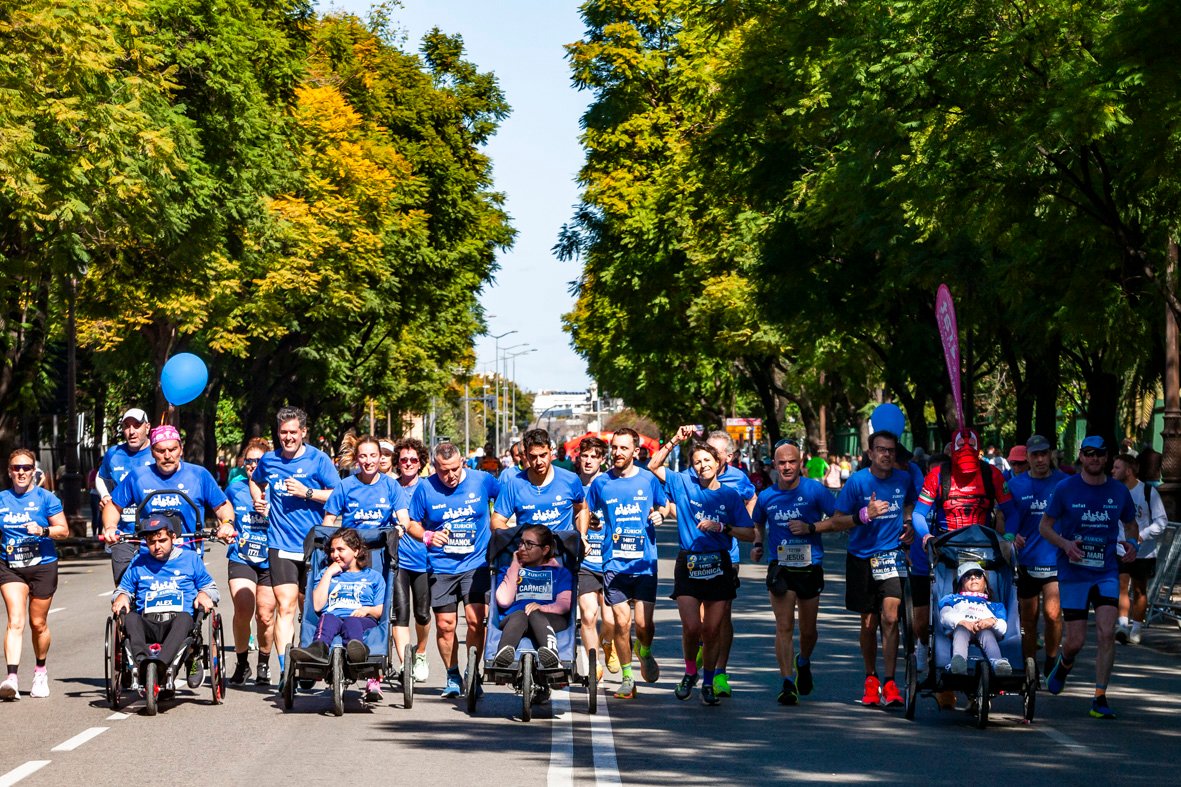 Equipo_Zurich_Aefat_en_Maratón_Sevilla_2025_Foto_Xavier_dArquer_3.jpg
