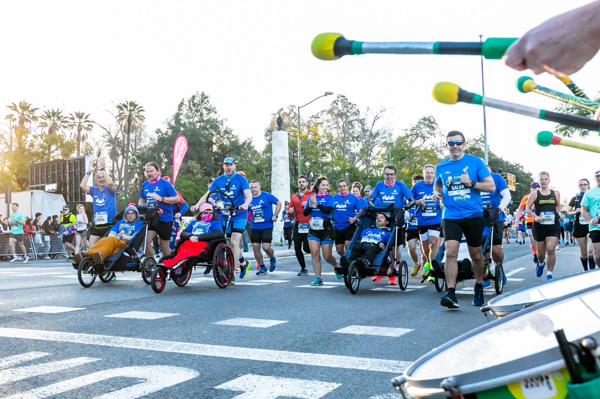 Equipo_Zurich_Aefat_en_Maratón_Sevilla_2025_Foto_Xavier_dArquer_4.jpg