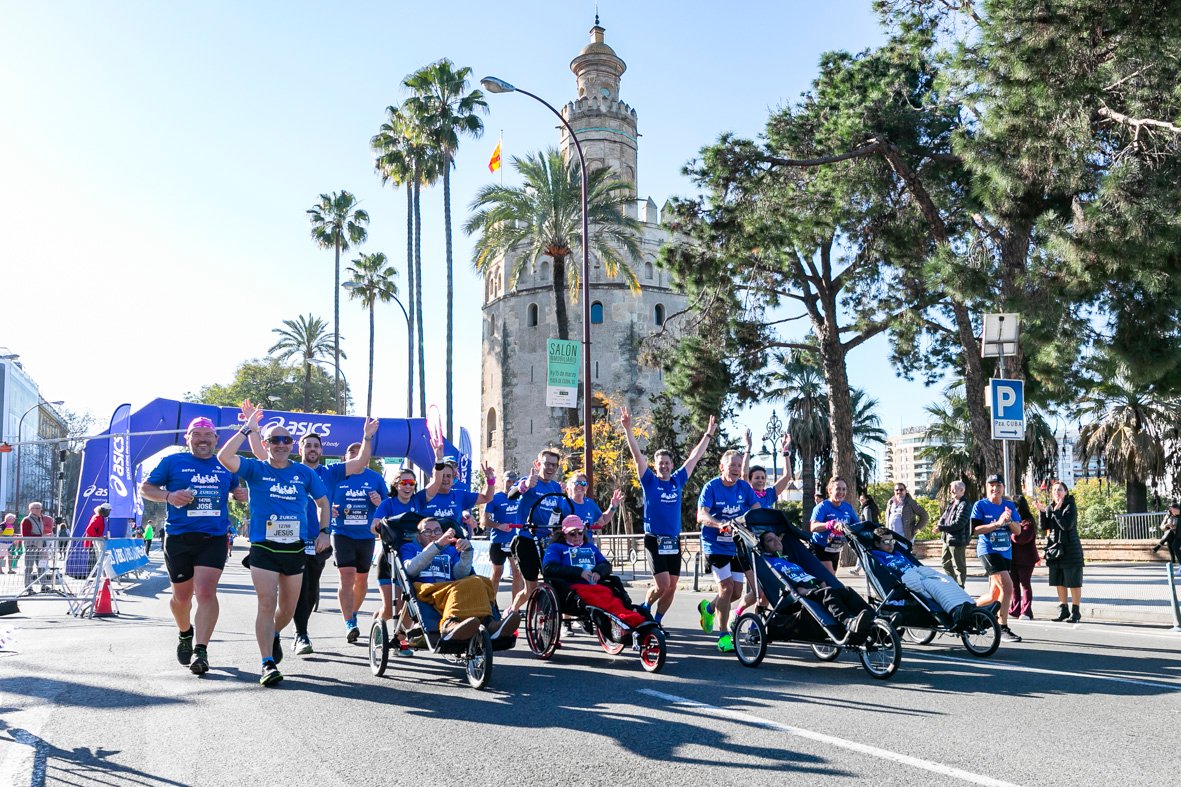 Equipo_Zurich_Aefat_en_Maratón_Sevilla_2025_Foto_Xavier_dArquer_6.jpg