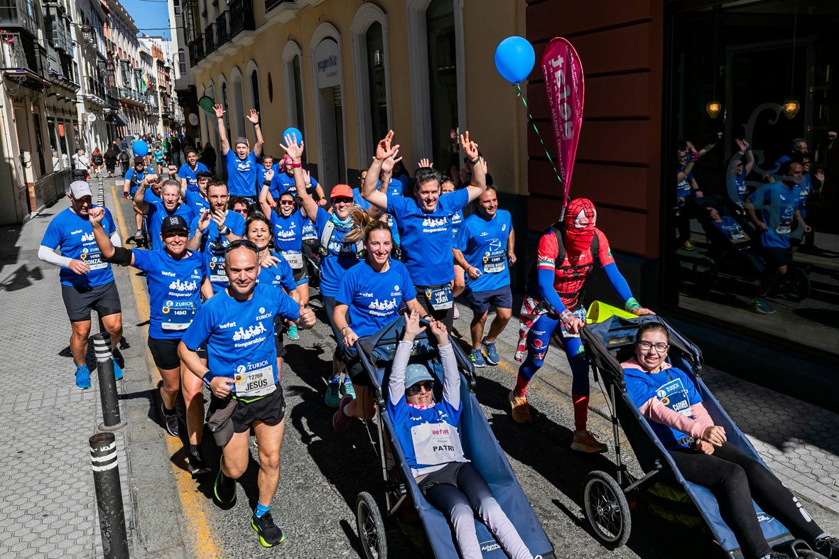 Equipo_Zurich_Aefat_en_Maratón_Sevilla_2025_Foto_Xavier_dArquer_7.jpg