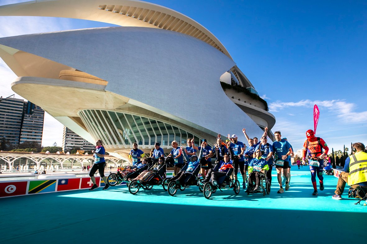 Equipo Zurich Aefat en Maratón Valencia 2023 Foto Xavier dArquer Doblestudio 1