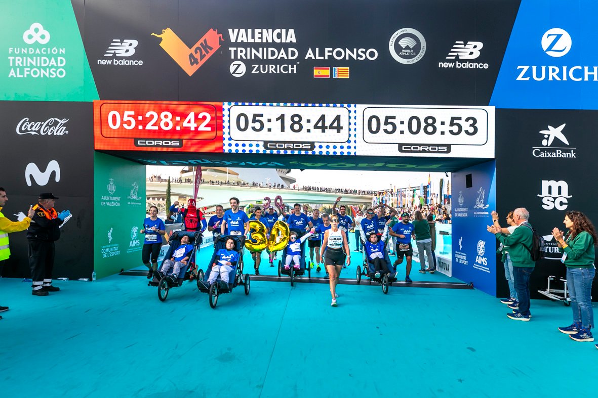 Equipo Zurich Aefat en Maratón Valencia 2024 Foto Xavier dArquer Doblestudio 9