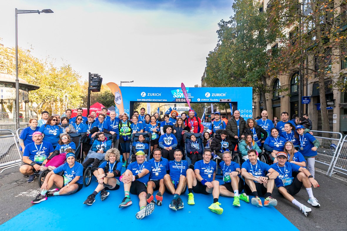 Equipo_Zurich_Aefat_meta_-_Maratón_San_Sebastián_2023_-_Foto_Xavier_dArquer.jpg