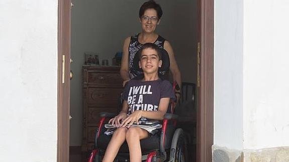 Mar&iacute;a Luisa lleva en silla de ruedas a su hijo Pablo, que padece una enfermedad rara.