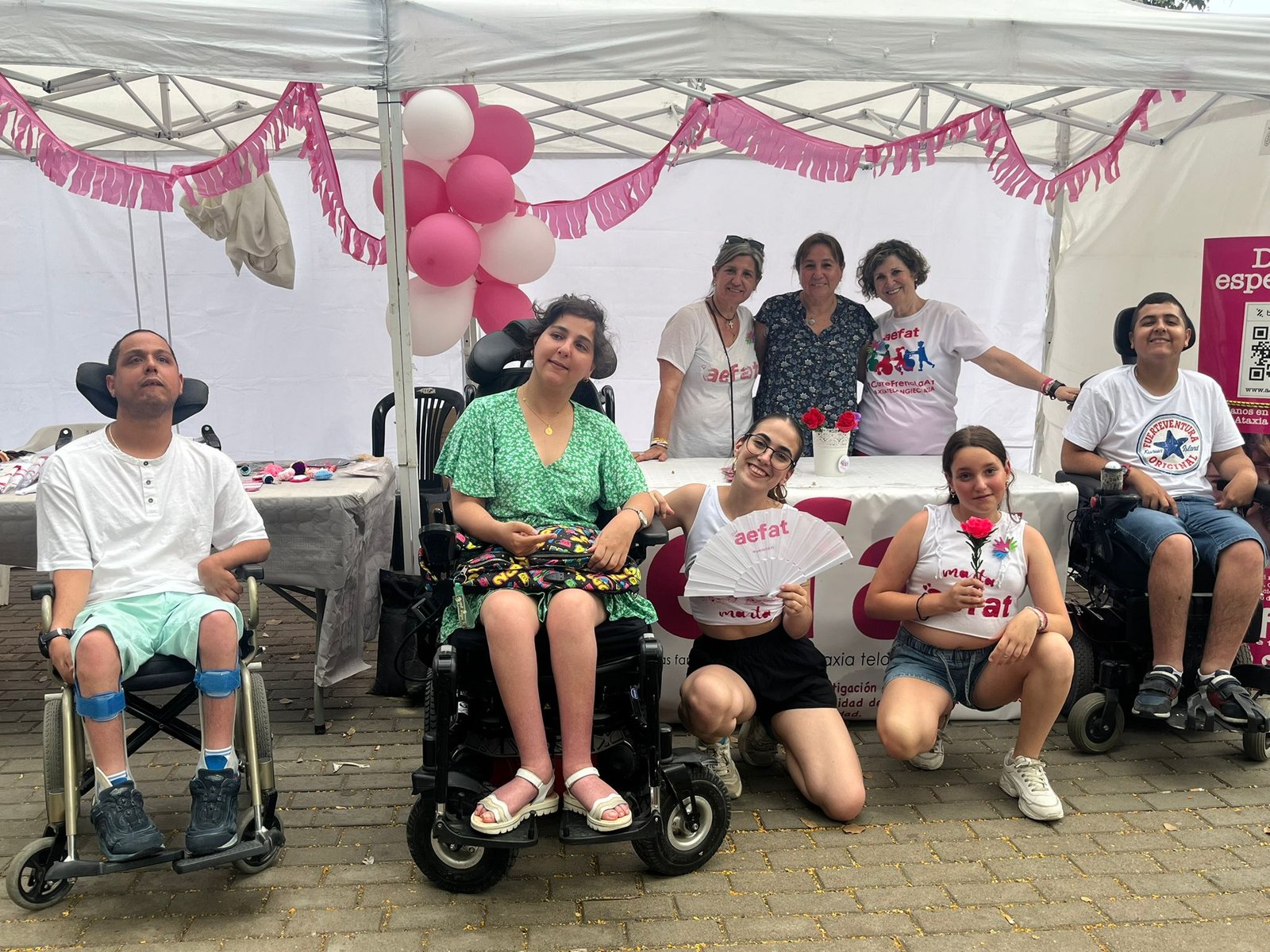 Luis Illán, Alejandra y Álvaro con Paula y Sonia y Pepi, Amparo y Merche en segundo plano.