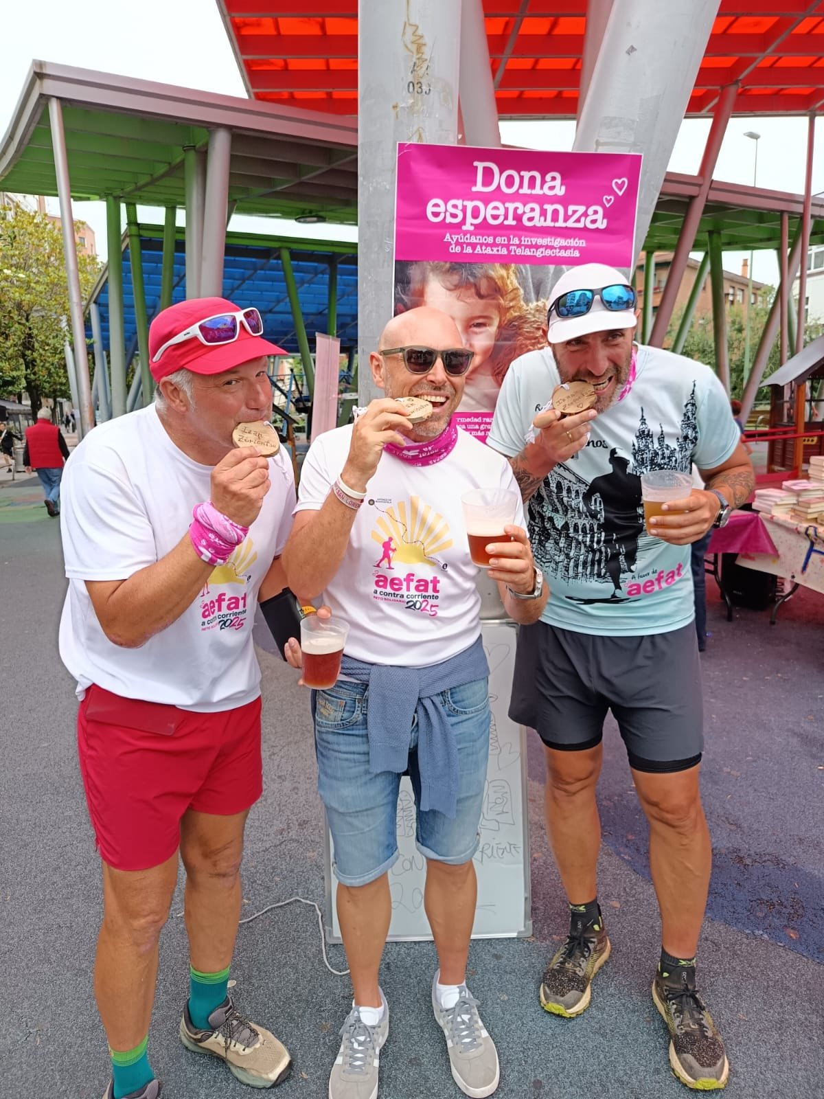 Guipu, Abel y Gonzalo celebrando el haber logrado este doble reto a contracorriente