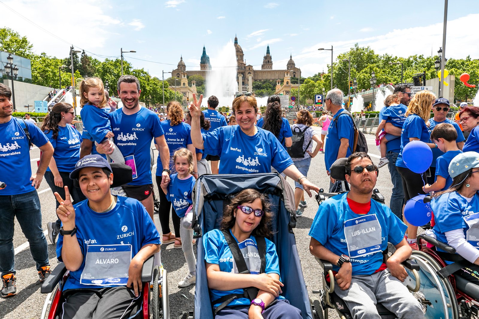 Álvaro Alejandra y Luis Illán con su madre en Zurich Marató Barcelona 2022 Foto Xavier dArquer ataxia telangiectasia
